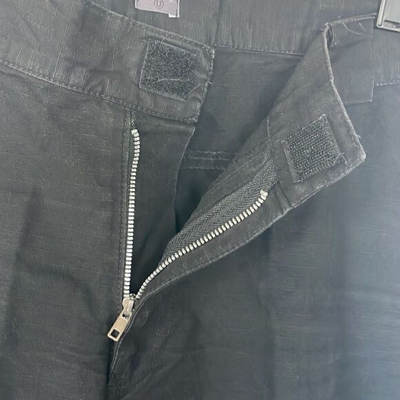 Y2K Black Capri Pants  - Picture 4 of 6